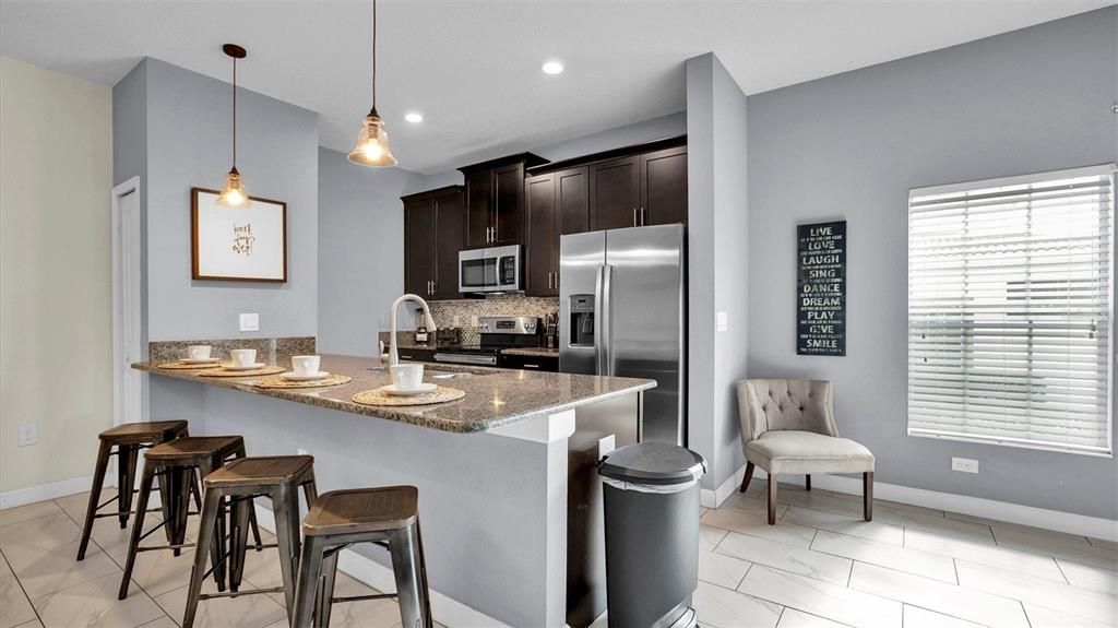 合同活跃: $499,000 (5 贝兹, 4 浴室, 2128 平方英尺)