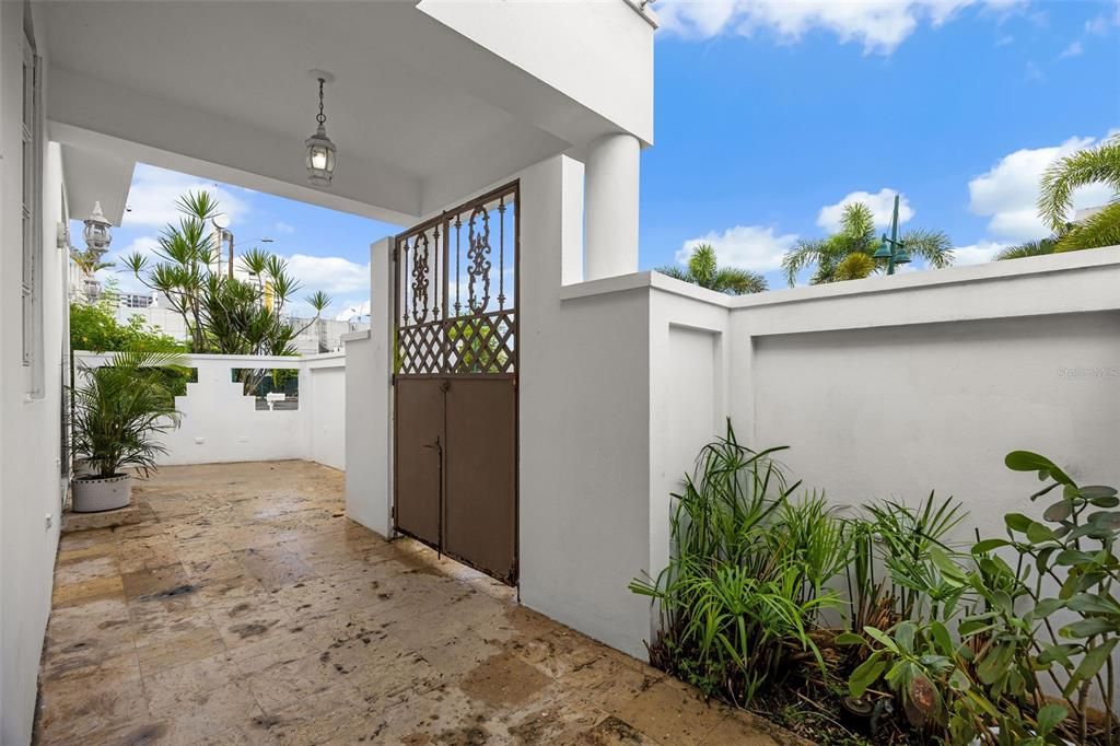 Под контрактом: $655,555 (4 спален, 4 ванн, 2482 Квадратных фут)