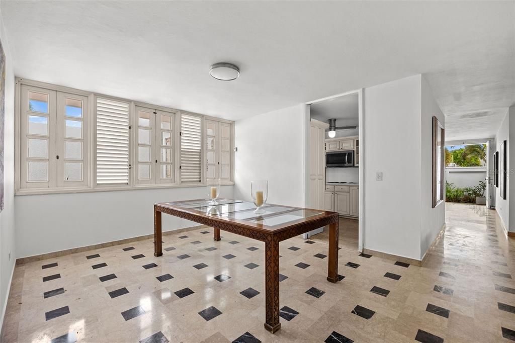 Под контрактом: $655,555 (4 спален, 4 ванн, 2482 Квадратных фут)