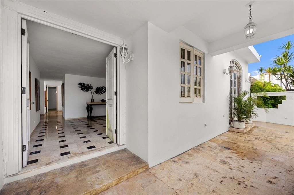 Под контрактом: $655,555 (4 спален, 4 ванн, 2482 Квадратных фут)