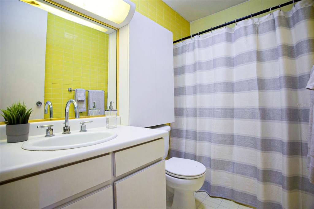 Под контрактом: $655,555 (4 спален, 4 ванн, 2482 Квадратных фут)