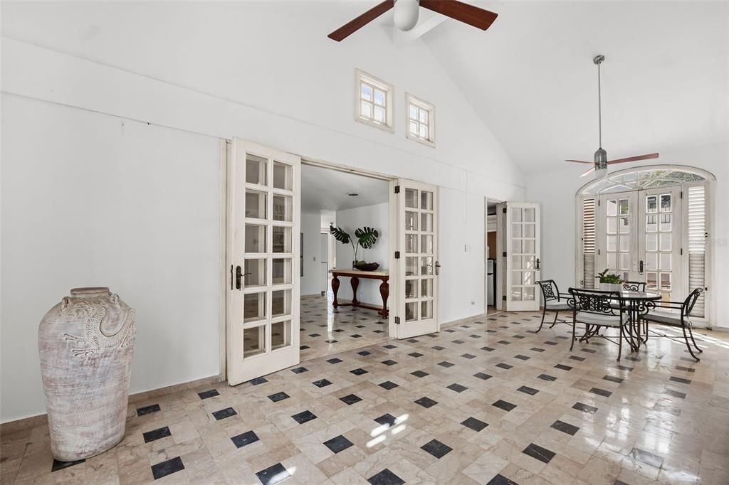 Под контрактом: $655,555 (4 спален, 4 ванн, 2482 Квадратных фут)