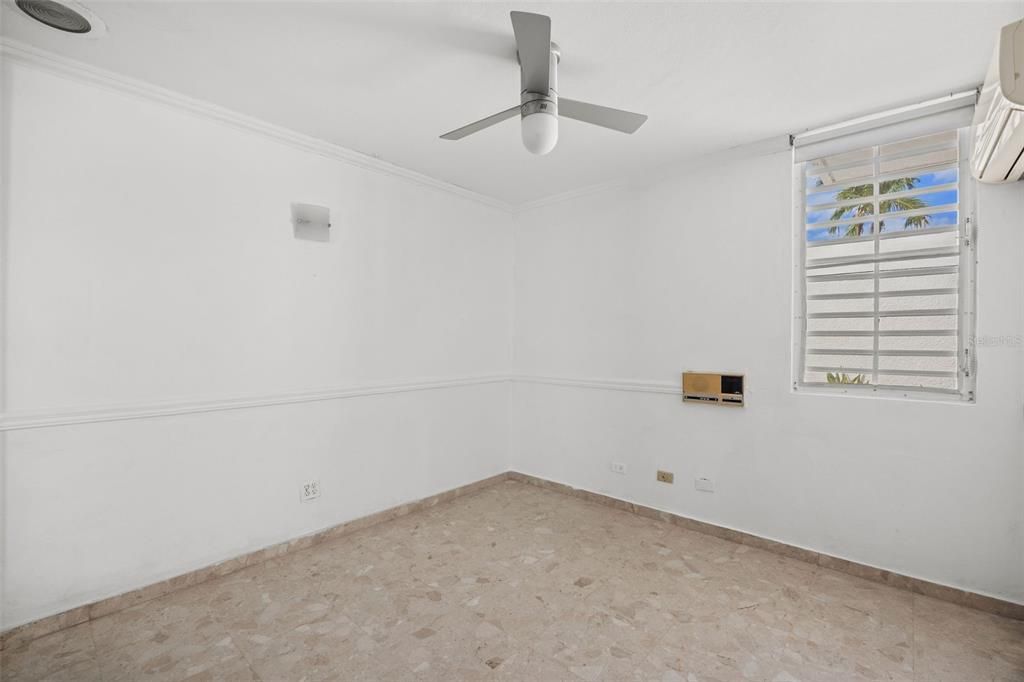 Под контрактом: $655,555 (4 спален, 4 ванн, 2482 Квадратных фут)