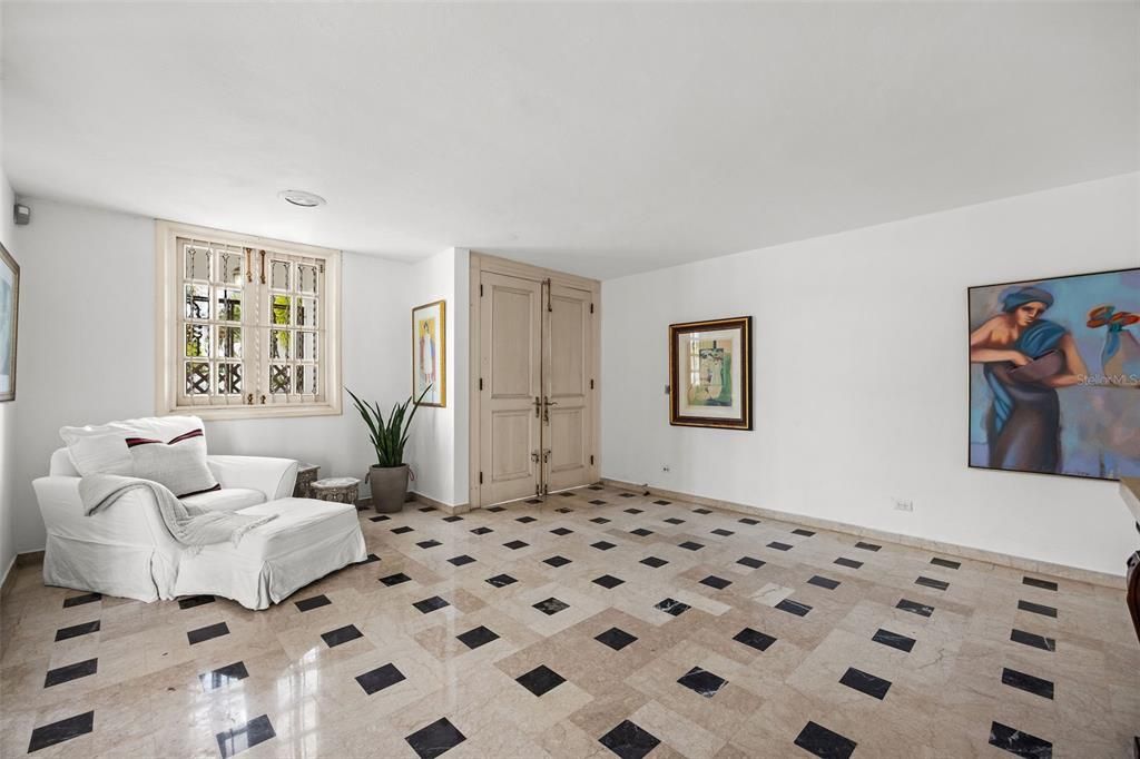 Под контрактом: $655,555 (4 спален, 4 ванн, 2482 Квадратных фут)