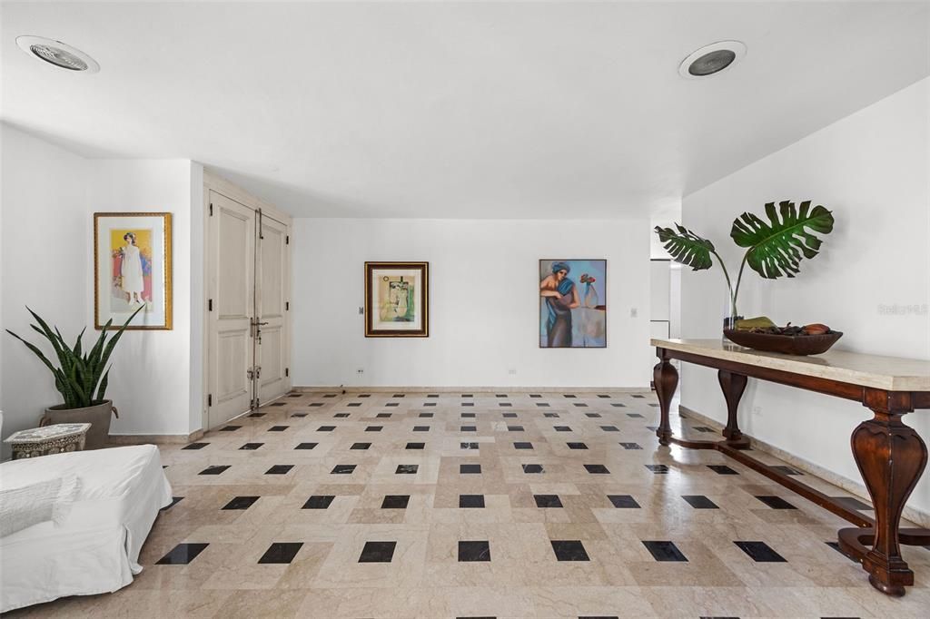 Под контрактом: $655,555 (4 спален, 4 ванн, 2482 Квадратных фут)