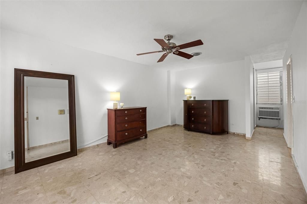 Под контрактом: $655,555 (4 спален, 4 ванн, 2482 Квадратных фут)