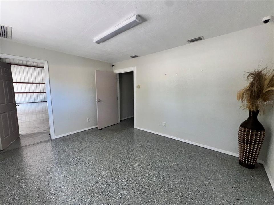 待售: $46,800 (0 贝兹, 0 浴室, 300 平方英尺)