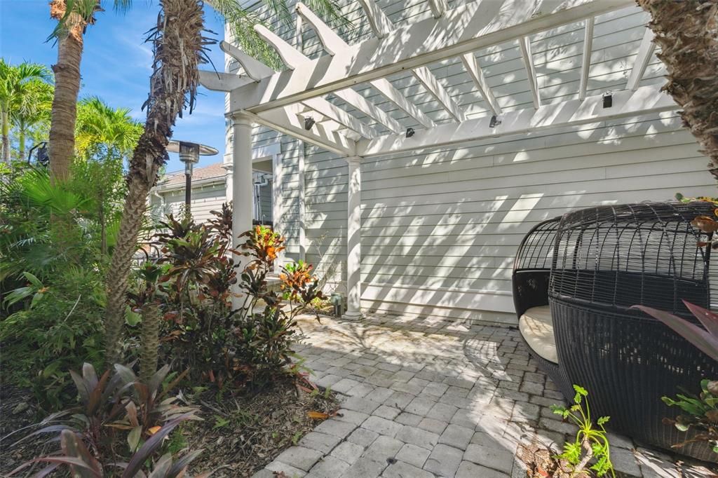 Active With Contract: $575,000 (3 beds, 2 baths, 1684 Square Feet)