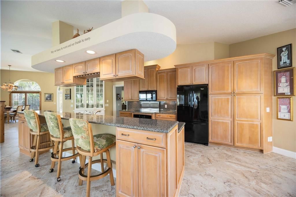 Activo con contrato: $775,000 (3 camas, 2 baños, 2401 Pies cuadrados)