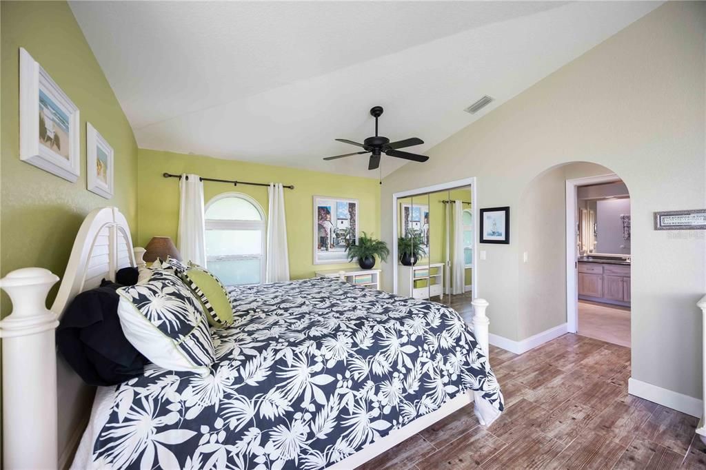 Activo con contrato: $775,000 (3 camas, 2 baños, 2401 Pies cuadrados)