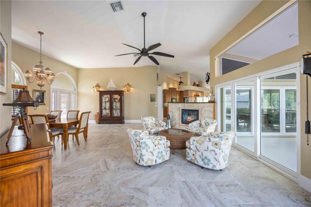 Activo con contrato: $775,000 (3 camas, 2 baños, 2401 Pies cuadrados)