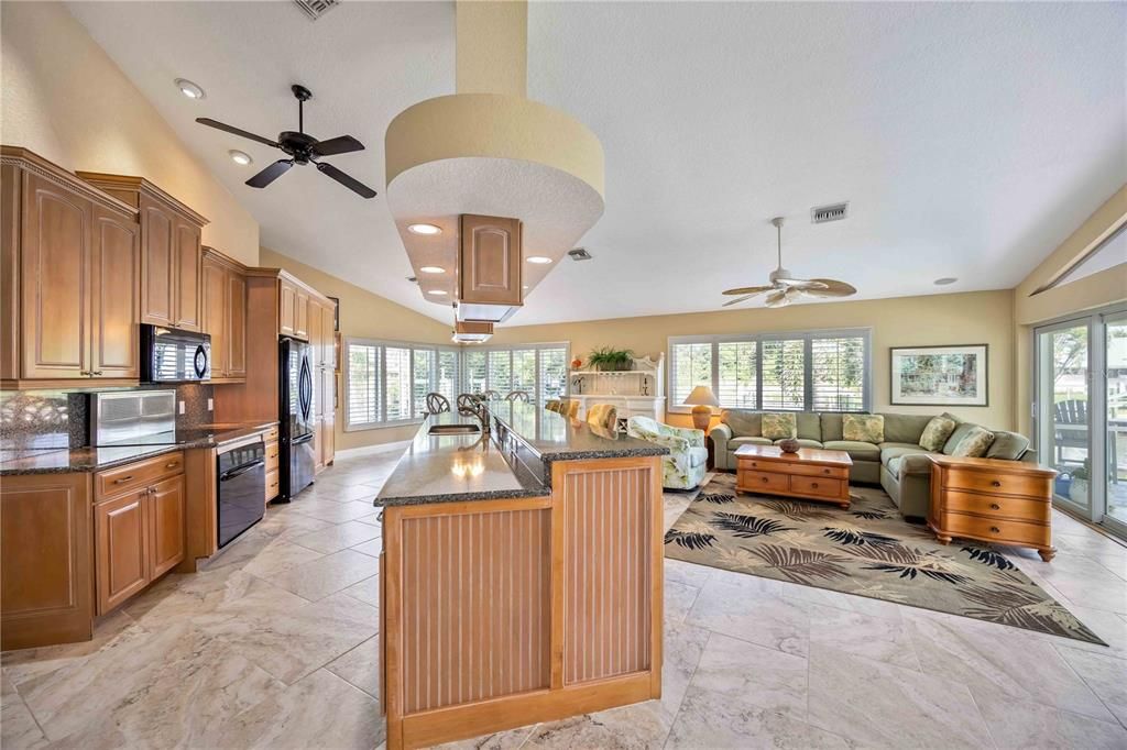 Activo con contrato: $775,000 (3 camas, 2 baños, 2401 Pies cuadrados)