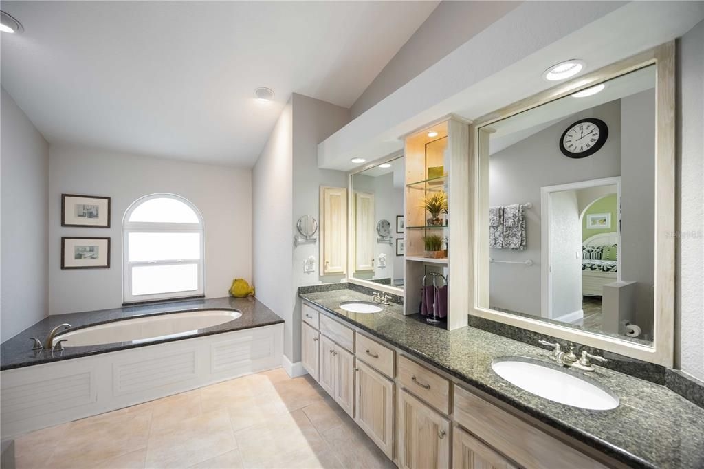 Activo con contrato: $775,000 (3 camas, 2 baños, 2401 Pies cuadrados)