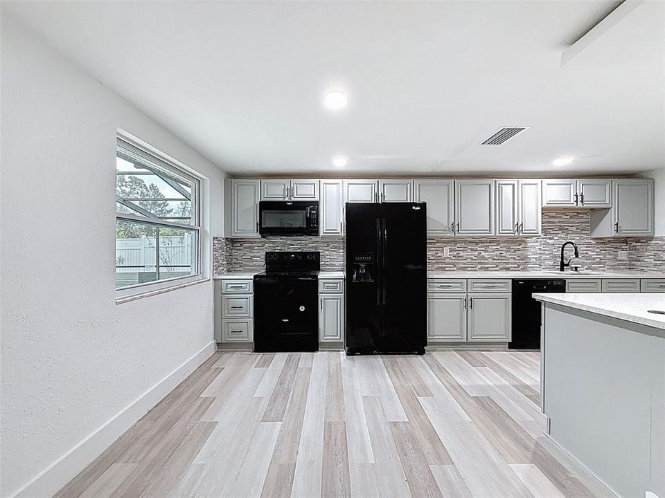 For Sale: $499,900 (3 beds, 3 baths, 2198 Square Feet)