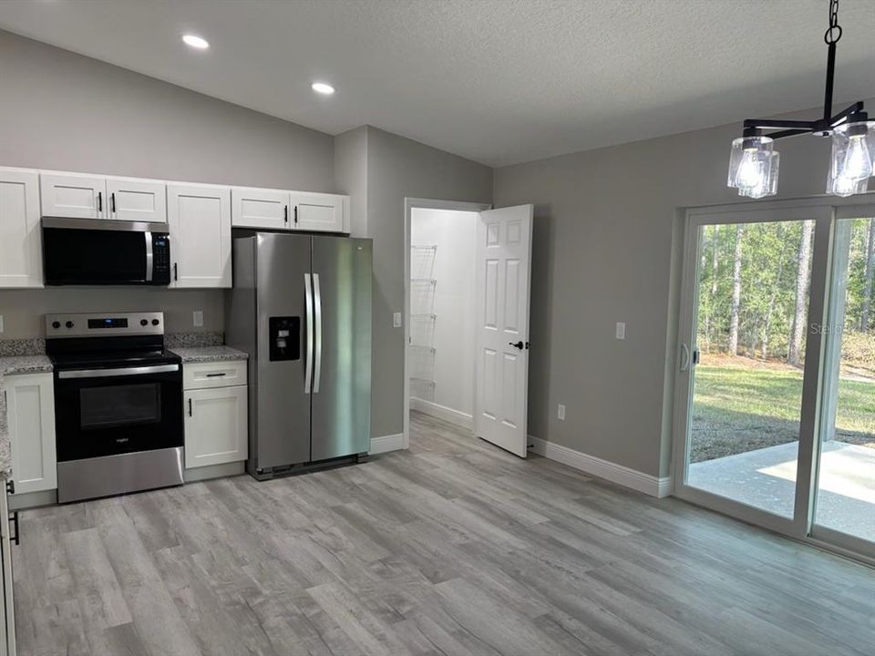 合同活跃: $237,500 (3 贝兹, 2 浴室, 1405 平方英尺)