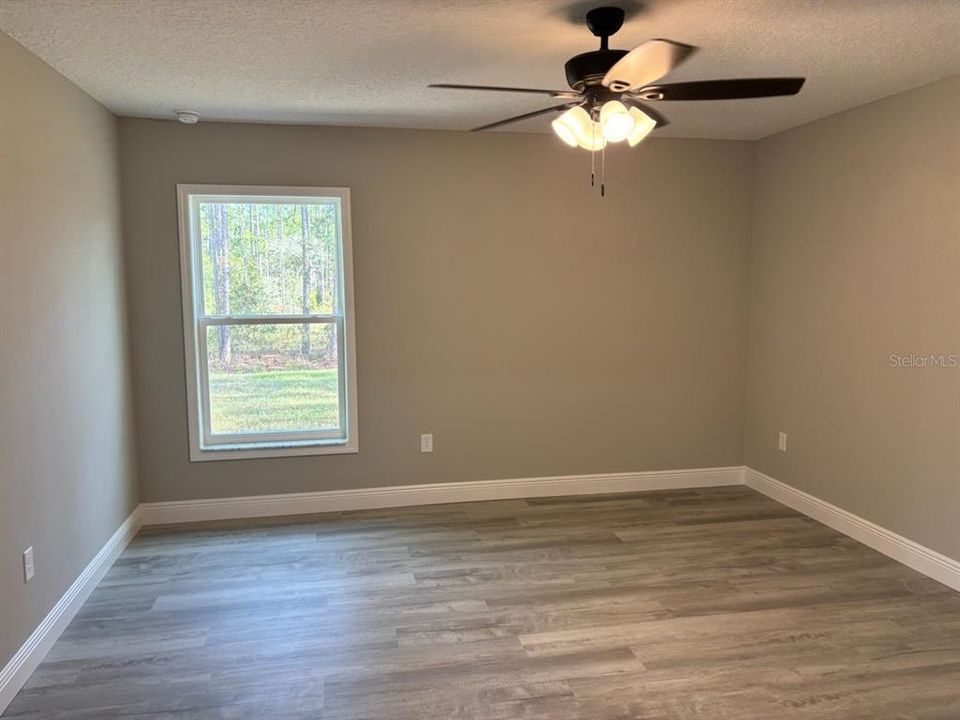 合同活跃: $237,500 (3 贝兹, 2 浴室, 1405 平方英尺)