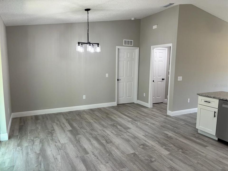 合同活跃: $237,500 (3 贝兹, 2 浴室, 1405 平方英尺)