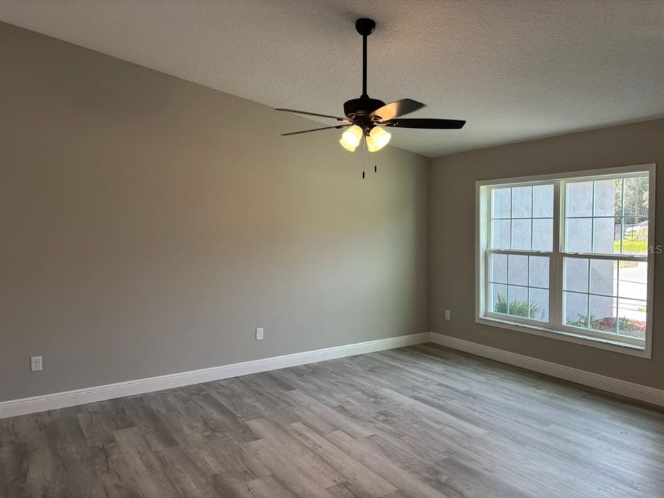 合同活跃: $237,500 (3 贝兹, 2 浴室, 1405 平方英尺)