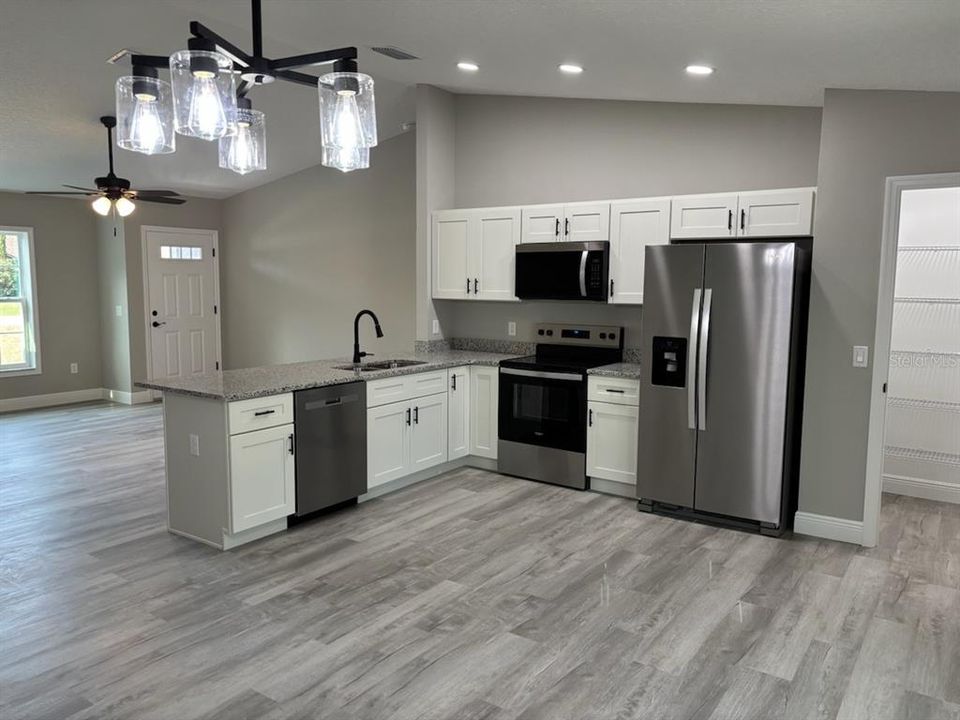 合同活跃: $237,500 (3 贝兹, 2 浴室, 1405 平方英尺)