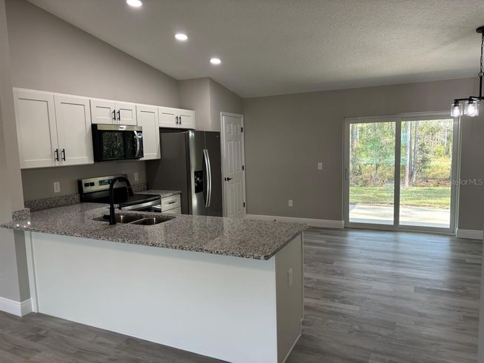 合同活跃: $237,500 (3 贝兹, 2 浴室, 1405 平方英尺)