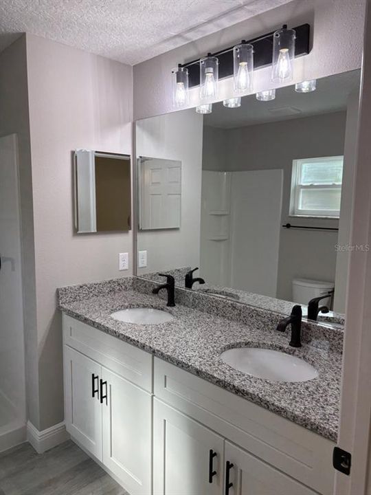 合同活跃: $237,500 (3 贝兹, 2 浴室, 1405 平方英尺)