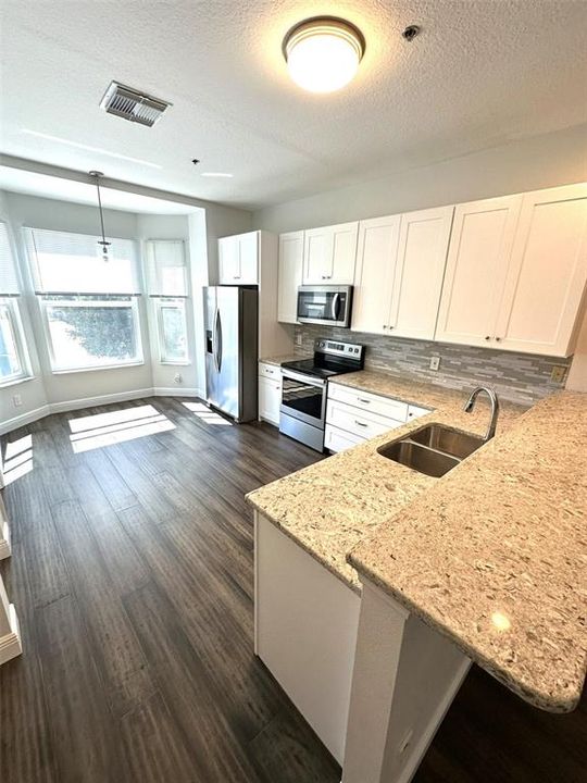 出租: $3,000 (3 贝兹, 3 浴室, 2236 平方英尺)