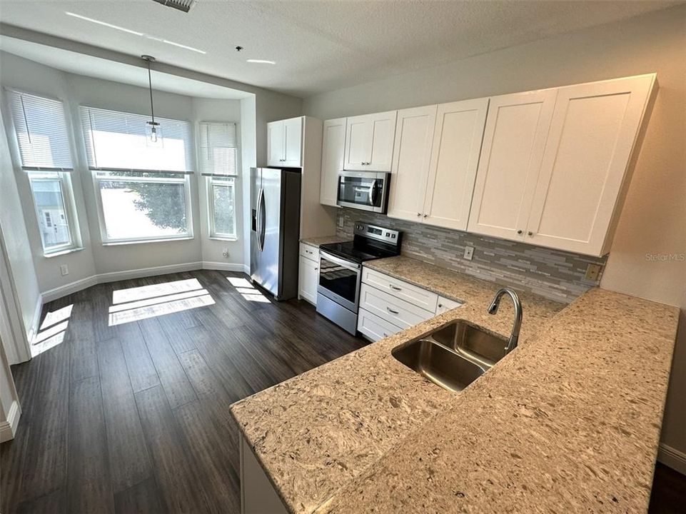 出租: $3,000 (3 贝兹, 3 浴室, 2236 平方英尺)