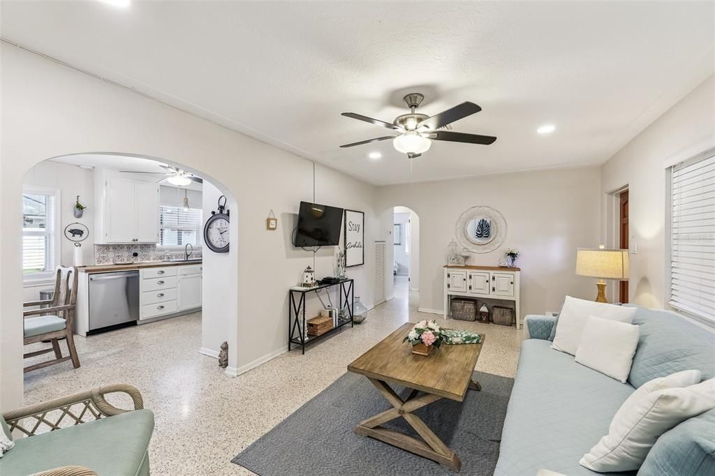 For Sale: $599,999 (2 beds, 2 baths, 1138 Square Feet)