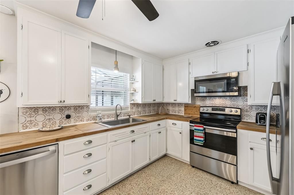 For Sale: $599,999 (2 beds, 2 baths, 1138 Square Feet)