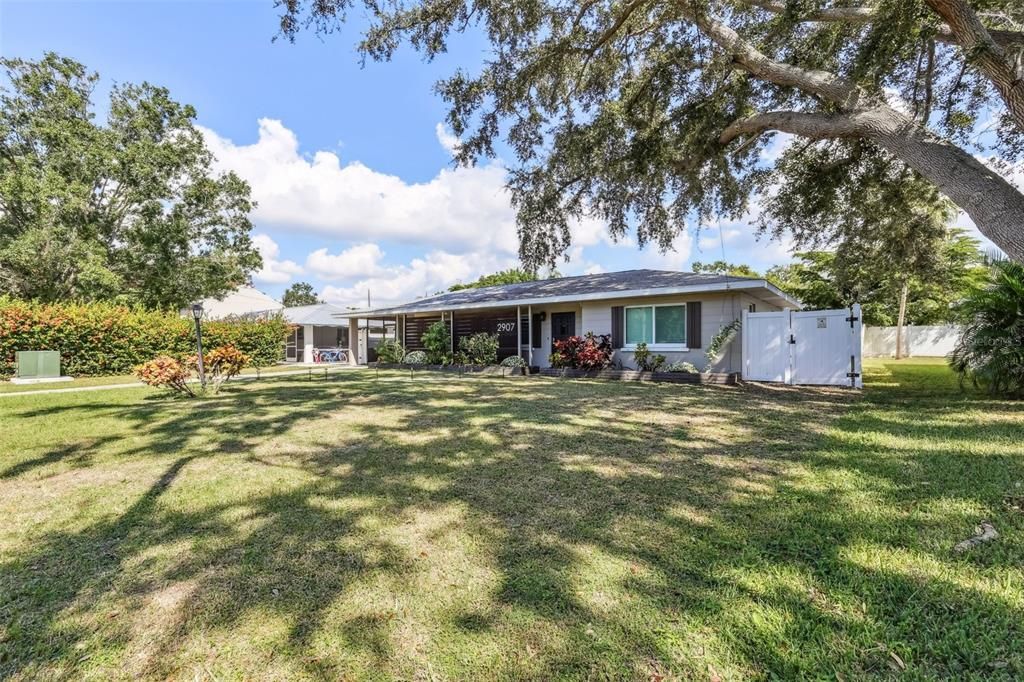 For Sale: $599,999 (2 beds, 2 baths, 1138 Square Feet)