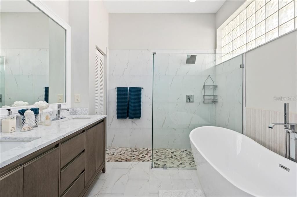 For Sale: $599,000 (3 beds, 2 baths, 2007 Square Feet)