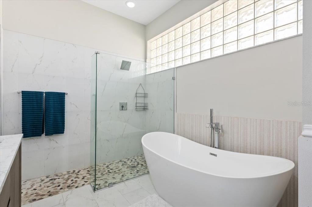 For Sale: $599,000 (3 beds, 2 baths, 2007 Square Feet)