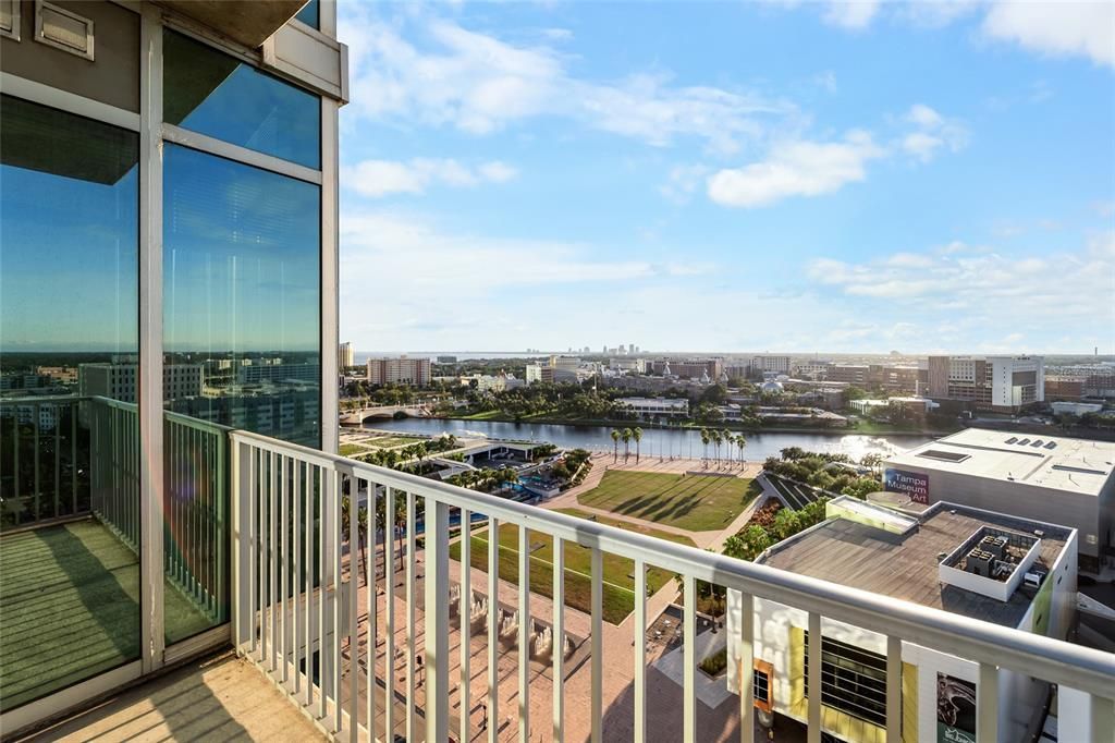 Active With Contract: $599,750 (2 beds, 2 baths, 1157 Square Feet)