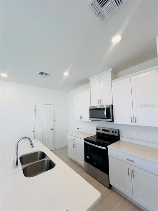 For Rent: $2,300 (3 beds, 2 baths, 1784 Square Feet)