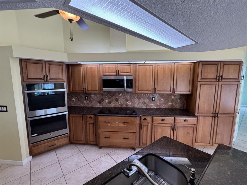 出租: $3,000 (3 贝兹, 2 浴室, 2457 平方英尺)