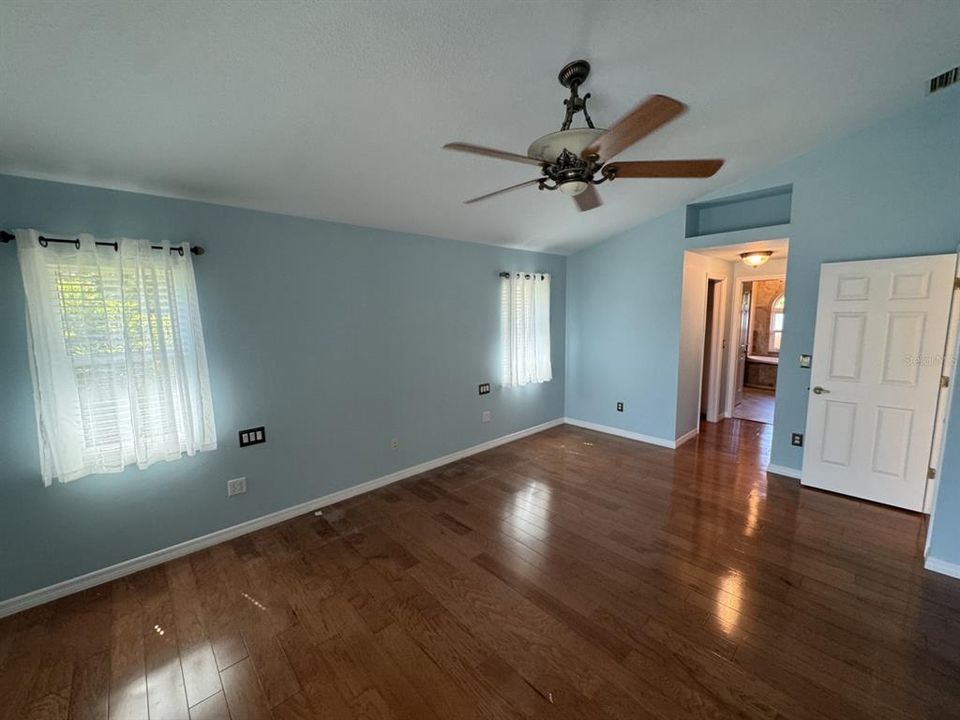 出租: $3,000 (3 贝兹, 2 浴室, 2457 平方英尺)