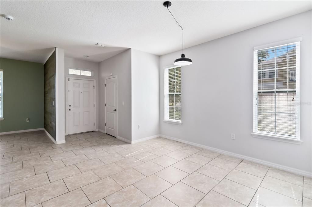 出租: $1,795 (4 贝兹, 2 浴室, 2085 平方英尺)