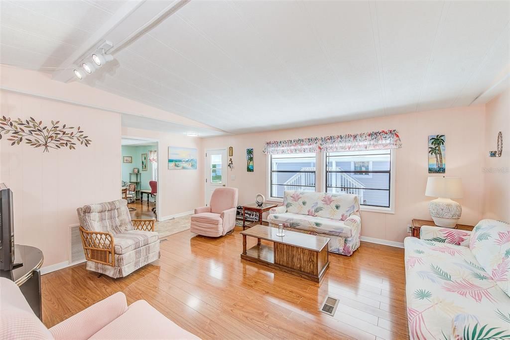 For Sale: $194,500 (3 beds, 2 baths, 1440 Square Feet)