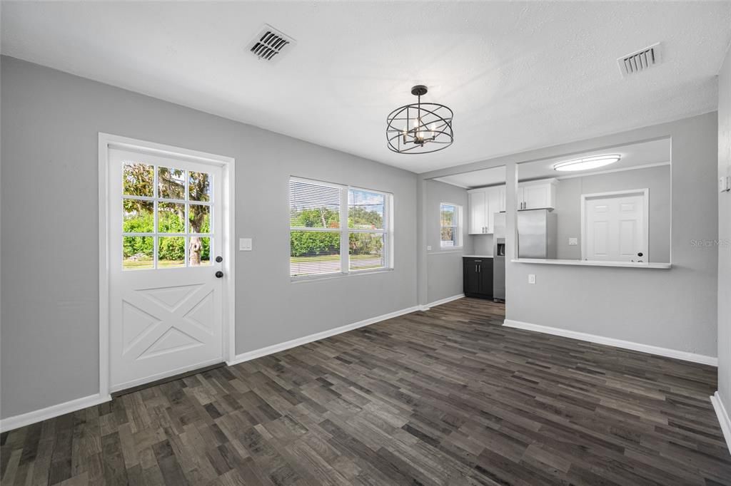 For Sale: $254,500 (3 beds, 1 baths, 1044 Square Feet)