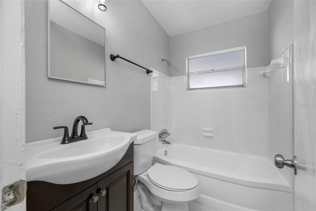 For Sale: $254,500 (3 beds, 1 baths, 1044 Square Feet)