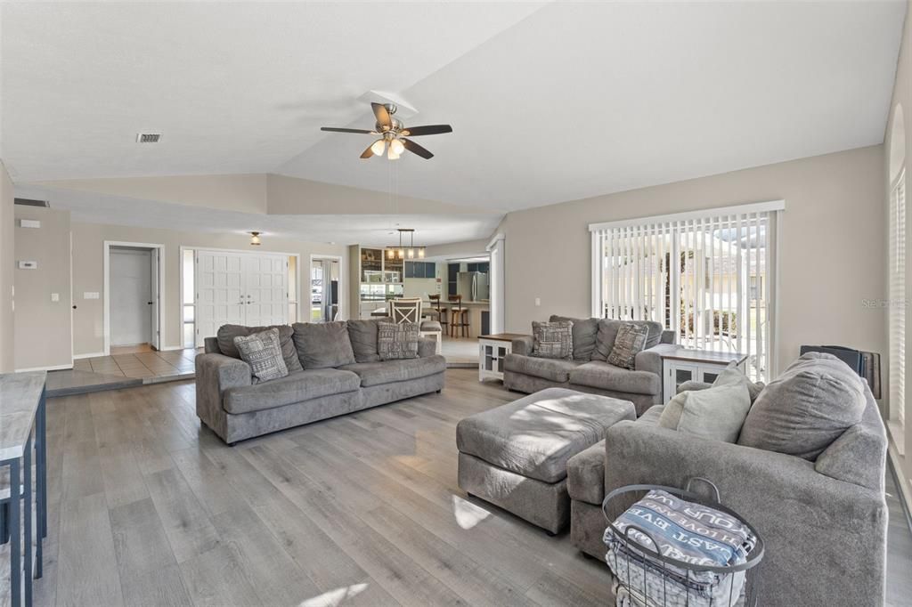 En Venta: $339,900 (3 camas, 2 baños, 1754 Pies cuadrados)