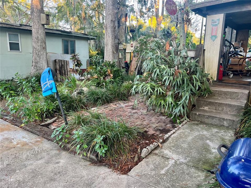 For Sale: $199,500 (2 beds, 2 baths, 672 Square Feet)