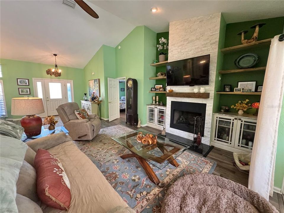 Activo con contrato: $674,900 (3 camas, 2 baños, 2082 Pies cuadrados)