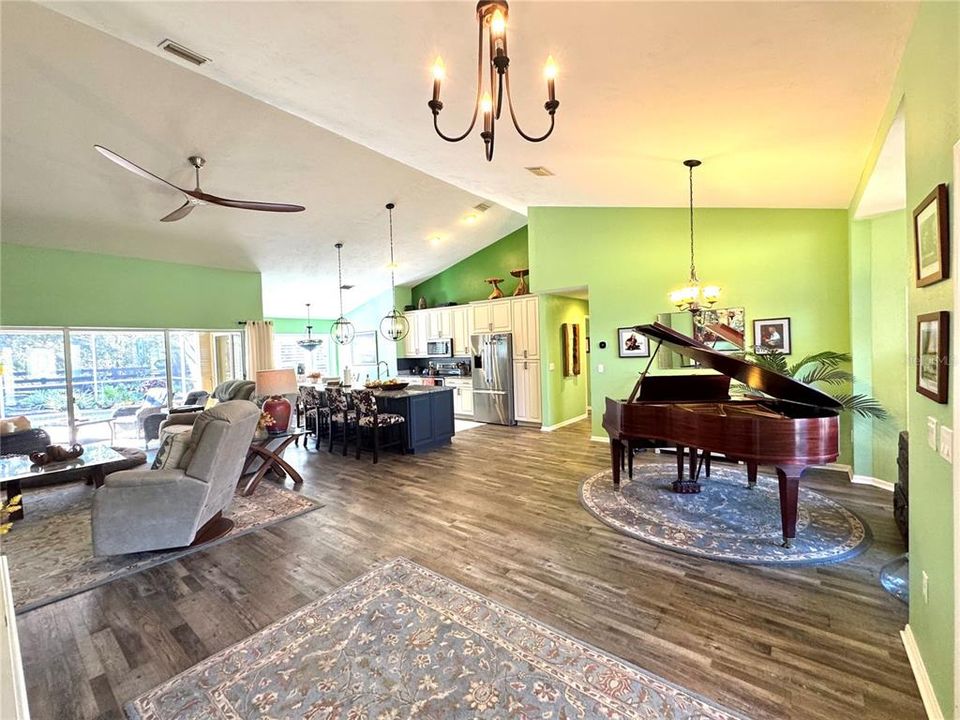 Activo con contrato: $674,900 (3 camas, 2 baños, 2082 Pies cuadrados)