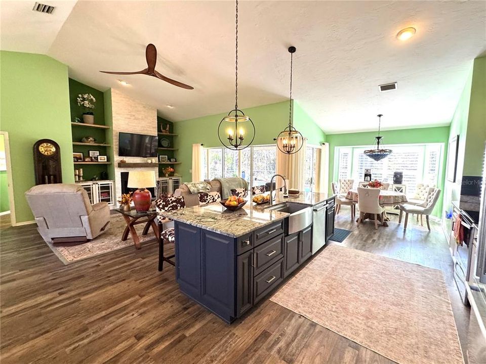 Activo con contrato: $674,900 (3 camas, 2 baños, 2082 Pies cuadrados)