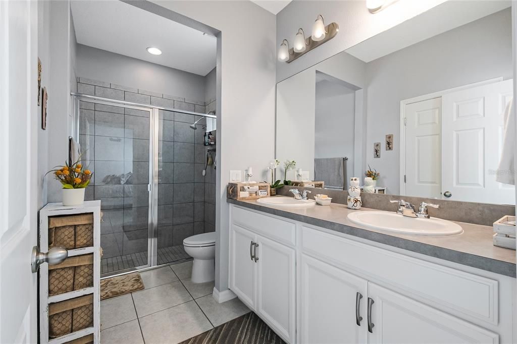 合同活跃: $299,900 (3 贝兹, 2 浴室, 1542 平方英尺)