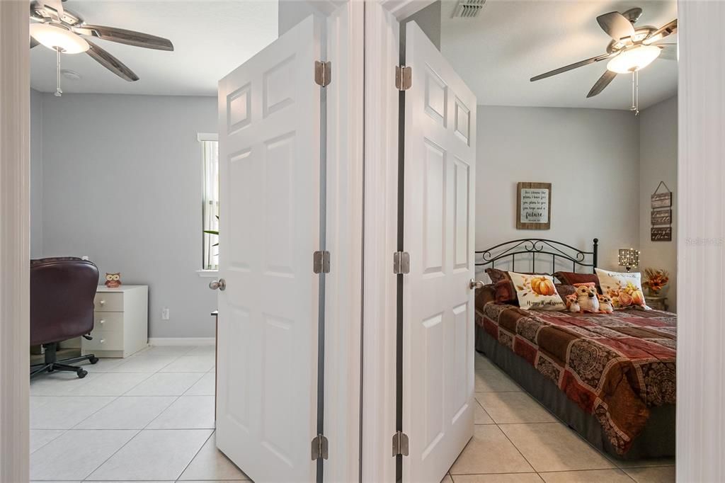 合同活跃: $299,900 (3 贝兹, 2 浴室, 1542 平方英尺)