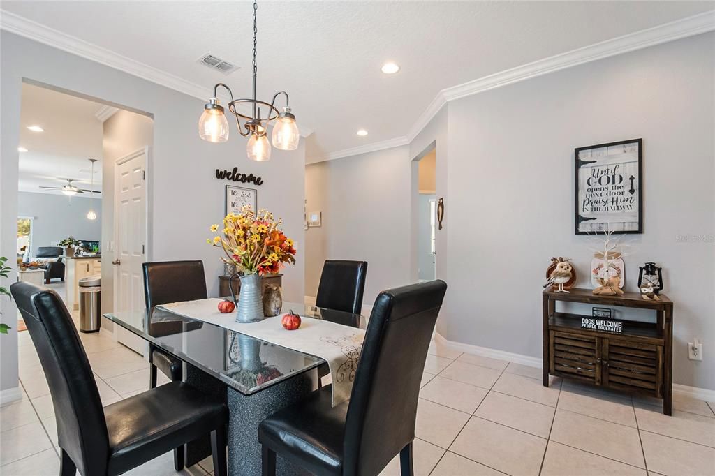 合同活跃: $299,900 (3 贝兹, 2 浴室, 1542 平方英尺)