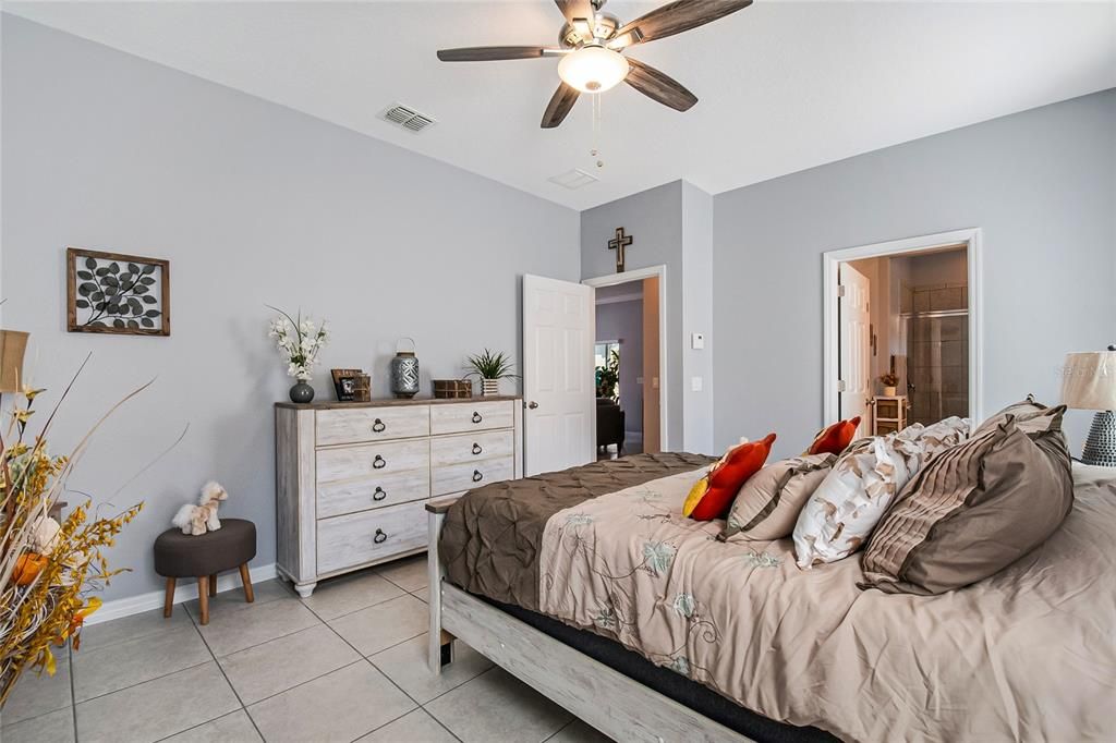 合同活跃: $299,900 (3 贝兹, 2 浴室, 1542 平方英尺)