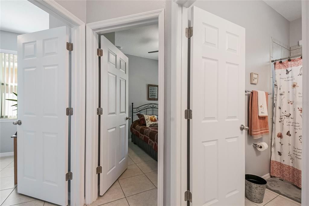 合同活跃: $299,900 (3 贝兹, 2 浴室, 1542 平方英尺)